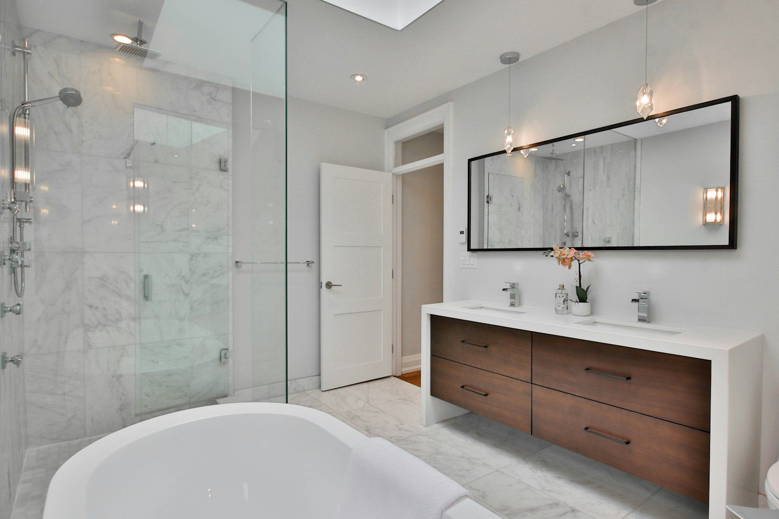 Salle de bain familiale, carrelage grand format